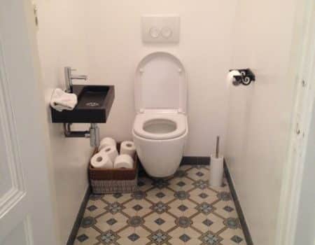 cementtegels in een toilet