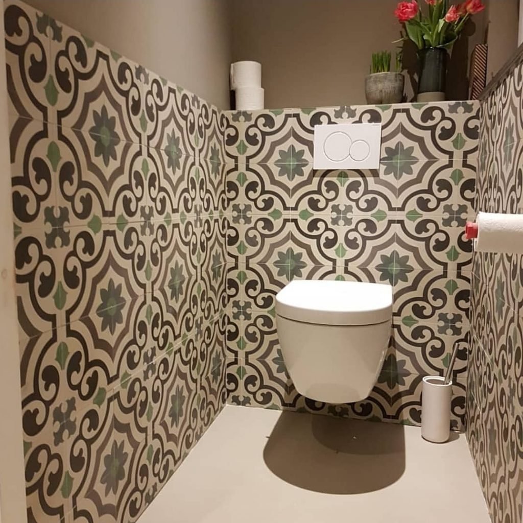 Wonderbaar Portugese cementtegels op de muur van je toiletFloorz EZ-63