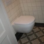 Oude vloertegels toilet