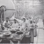 oude fabriek personeel die antieke tegels maakt