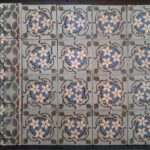 antieke tegelvloer met blauw