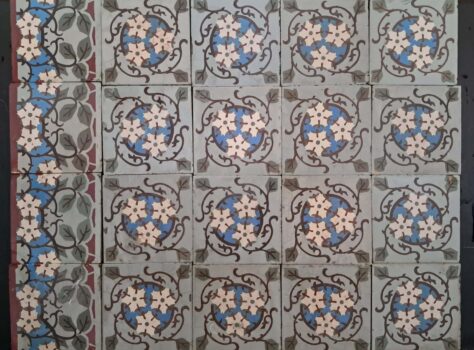 antieke tegelvloer met blauw