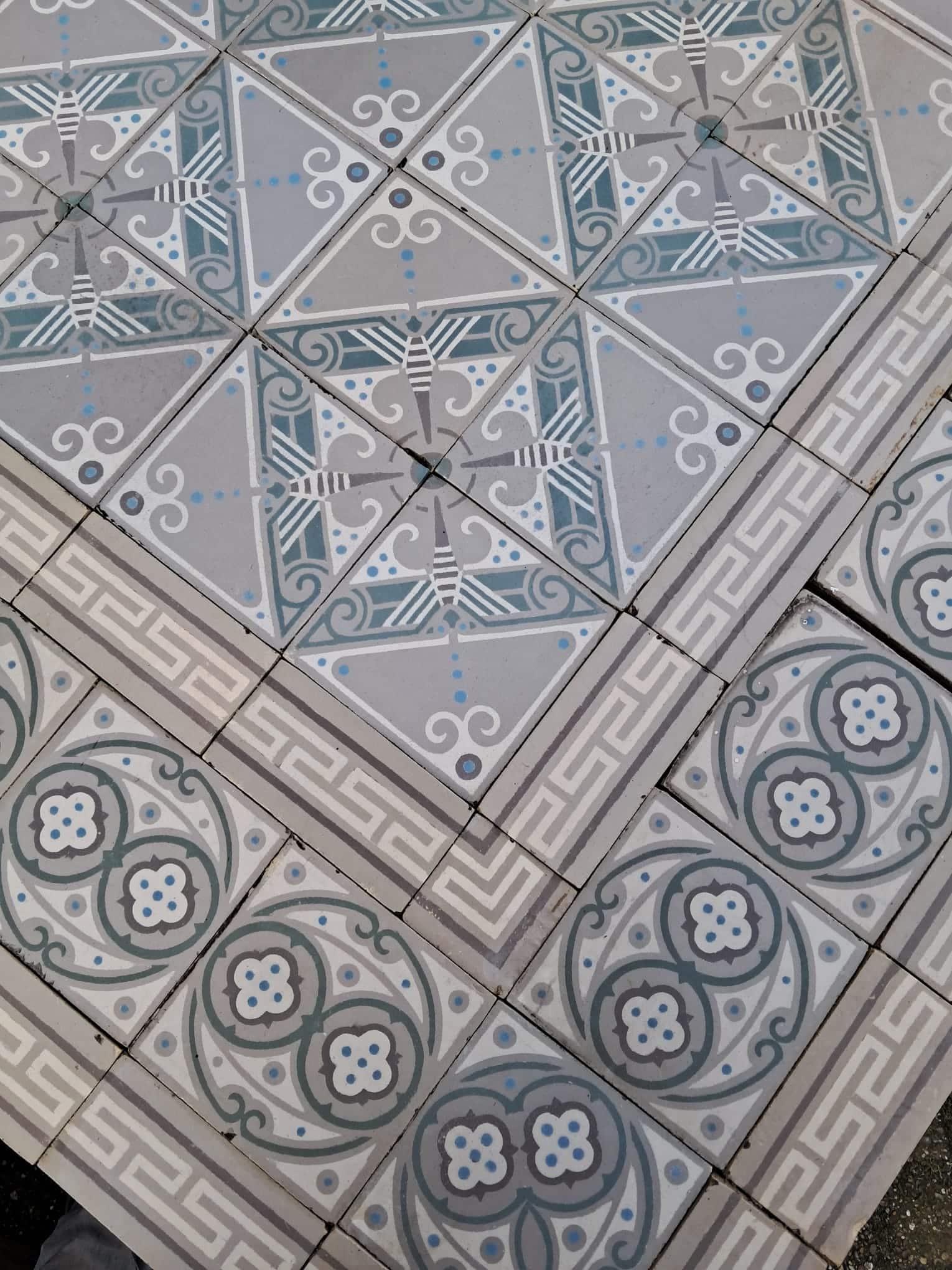 antieke vloertegels met bij