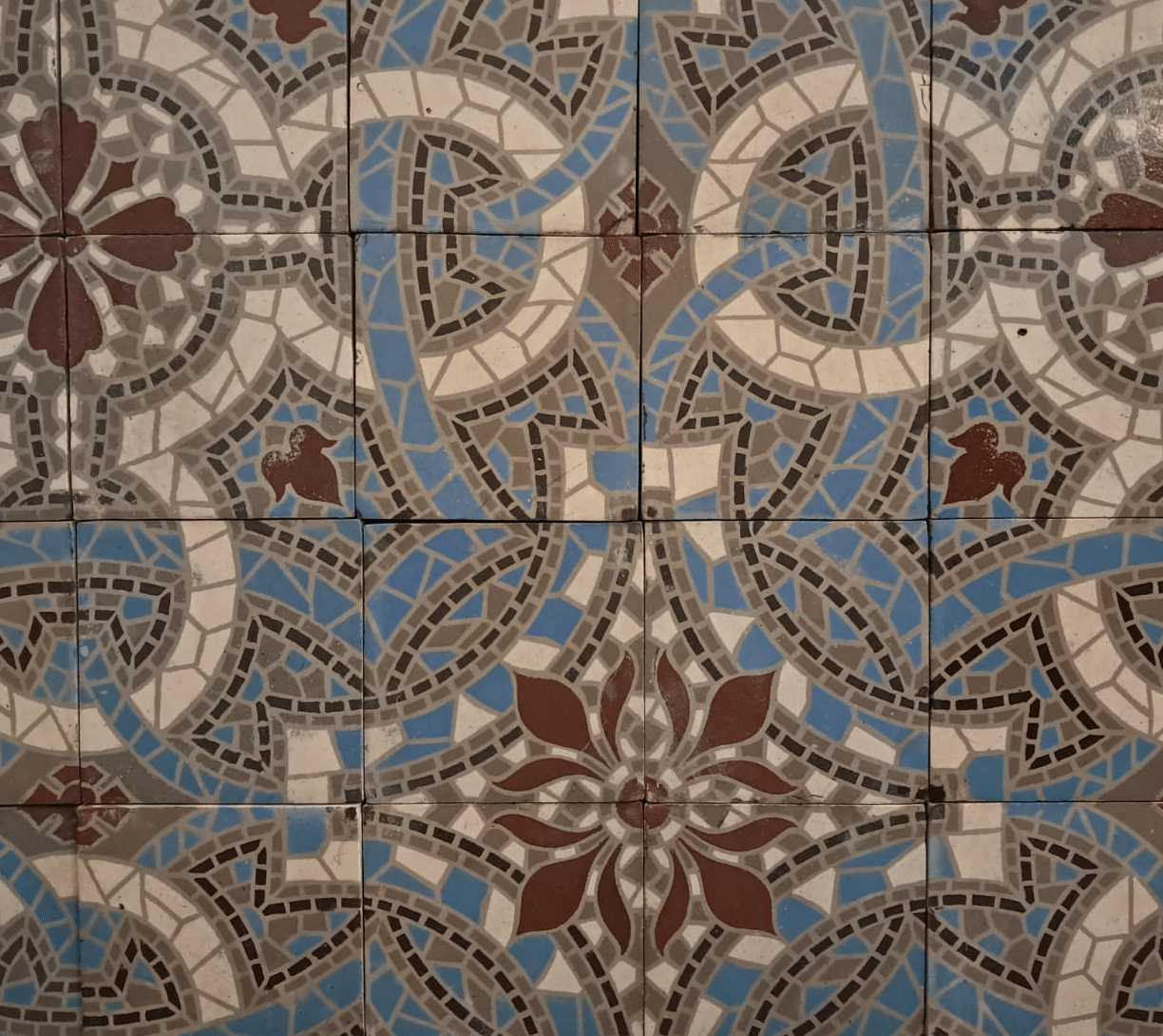 oude tegelvloer met blauw en rood