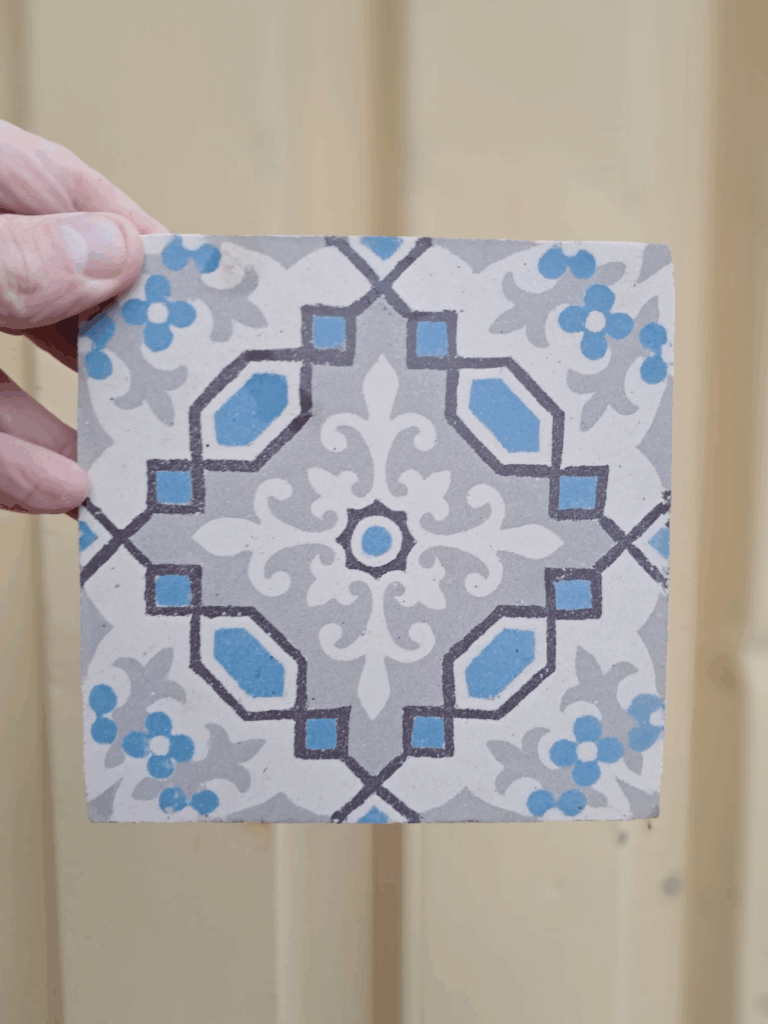 1 antieke tegel in hand