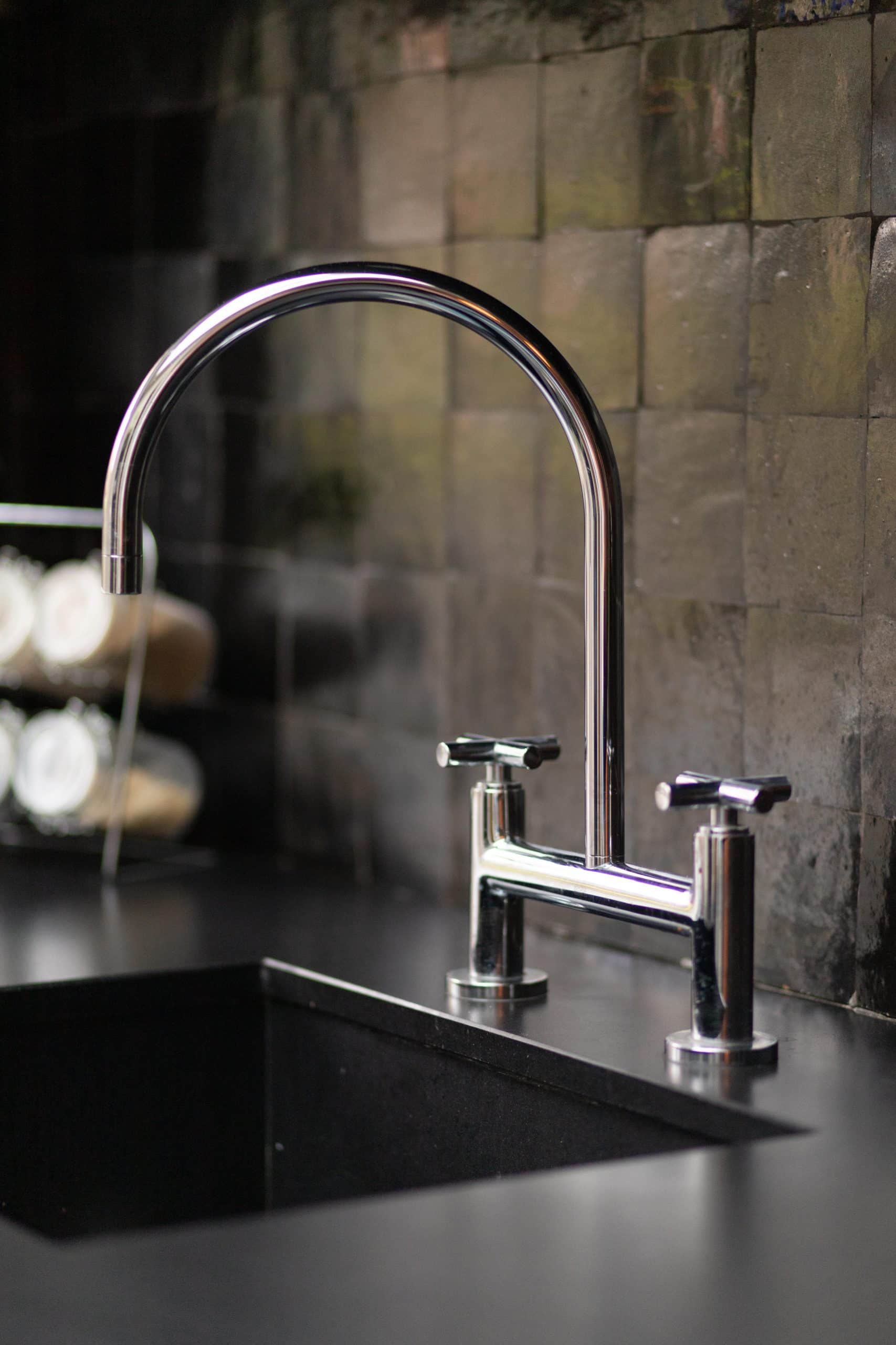 keuken achterwand met zwarte zellige tegels noir 10x10