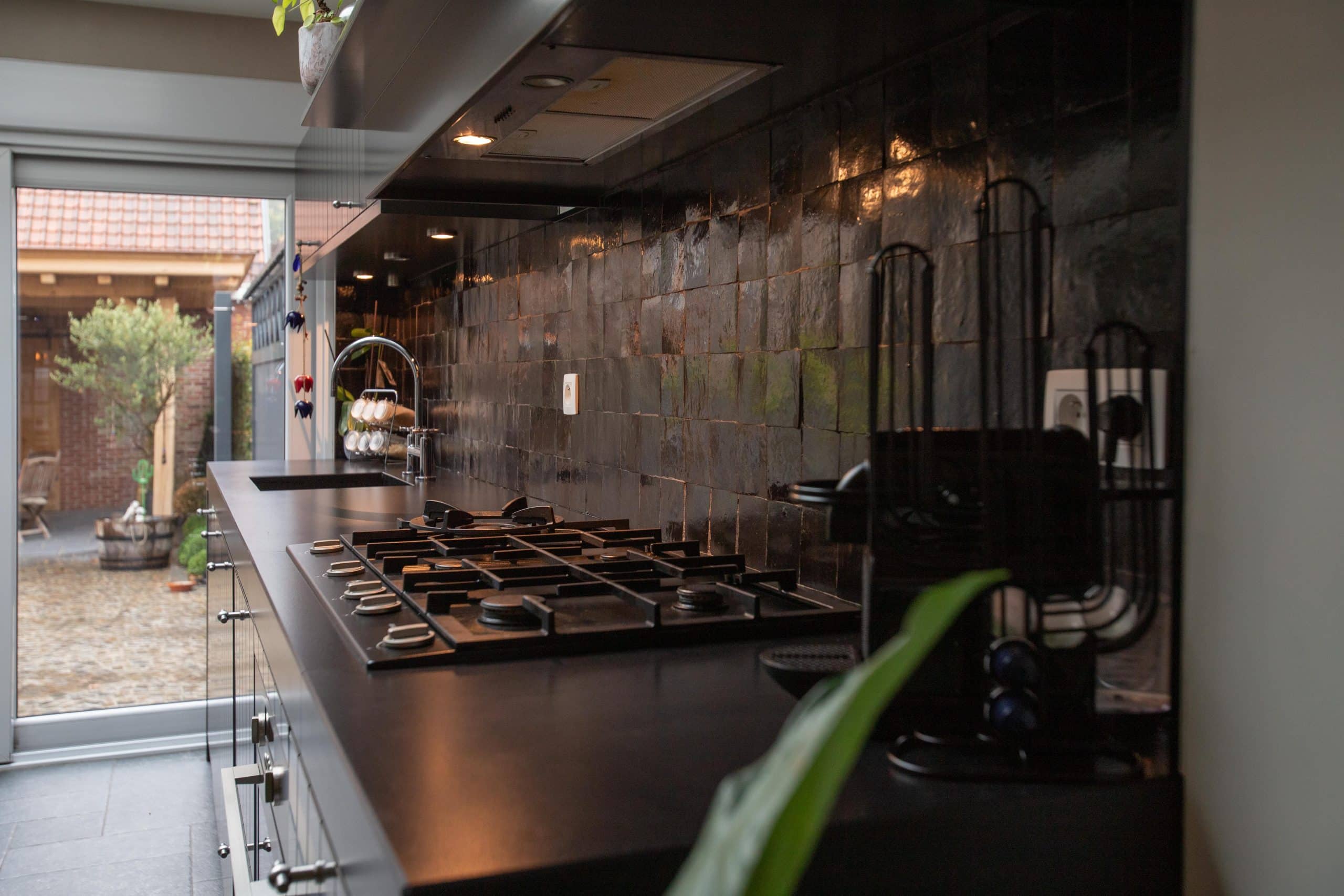 keukenachterwand met zellige tegels zwart