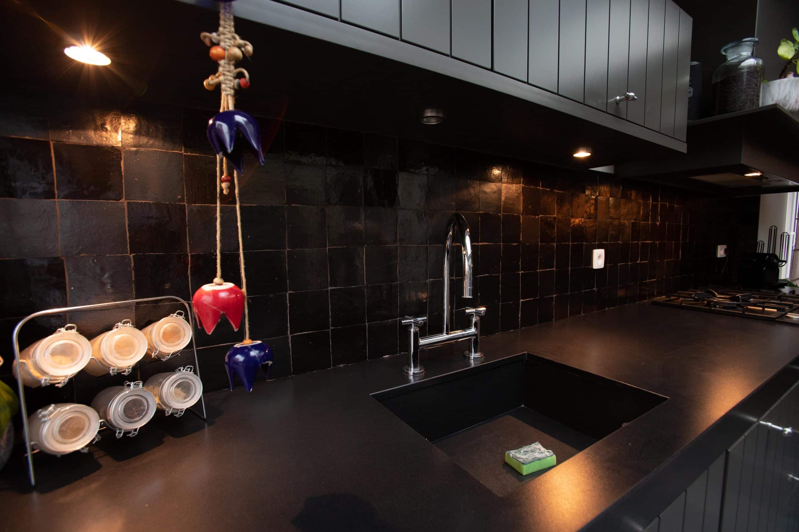 keuken achterwandje met zwarte zellige tegels noir 10x10