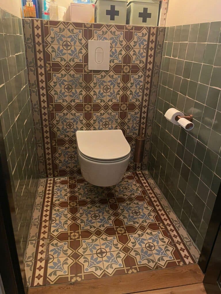 wanden van toiletruim te met zellige tegels VERT VIEUX 10x10