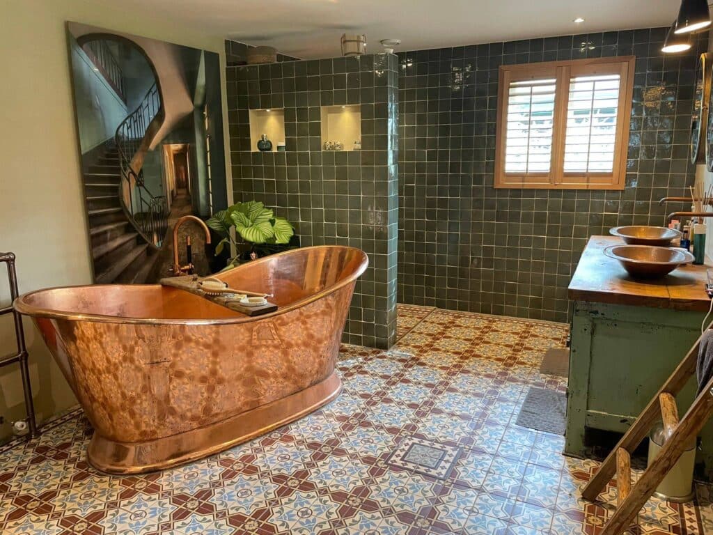 badkamer met zelliges vert vieux