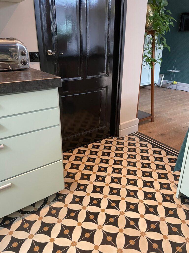 Portugese tegel NICE 01 geplaatst in keuken
