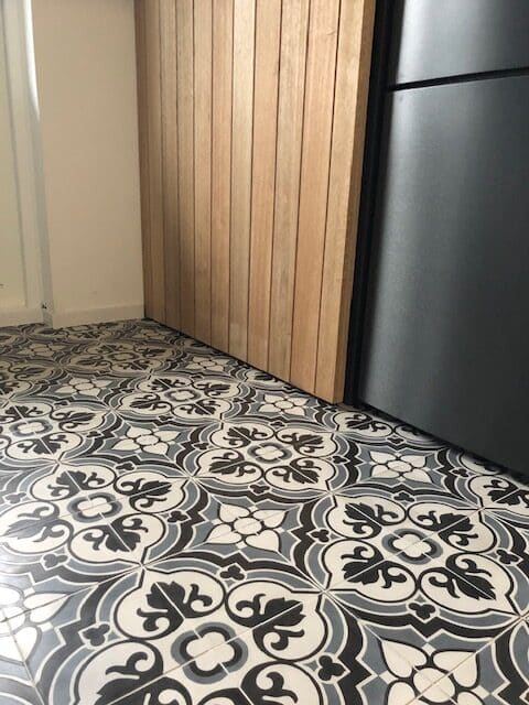 geplaatste Portugese cementtegels in hal