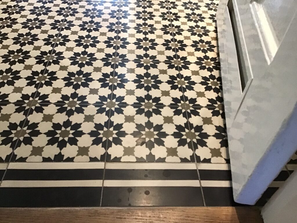 Portugese tegel plaatsen in combinatie met houten vloer