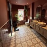 antieke keramische vloertegels in badkamer